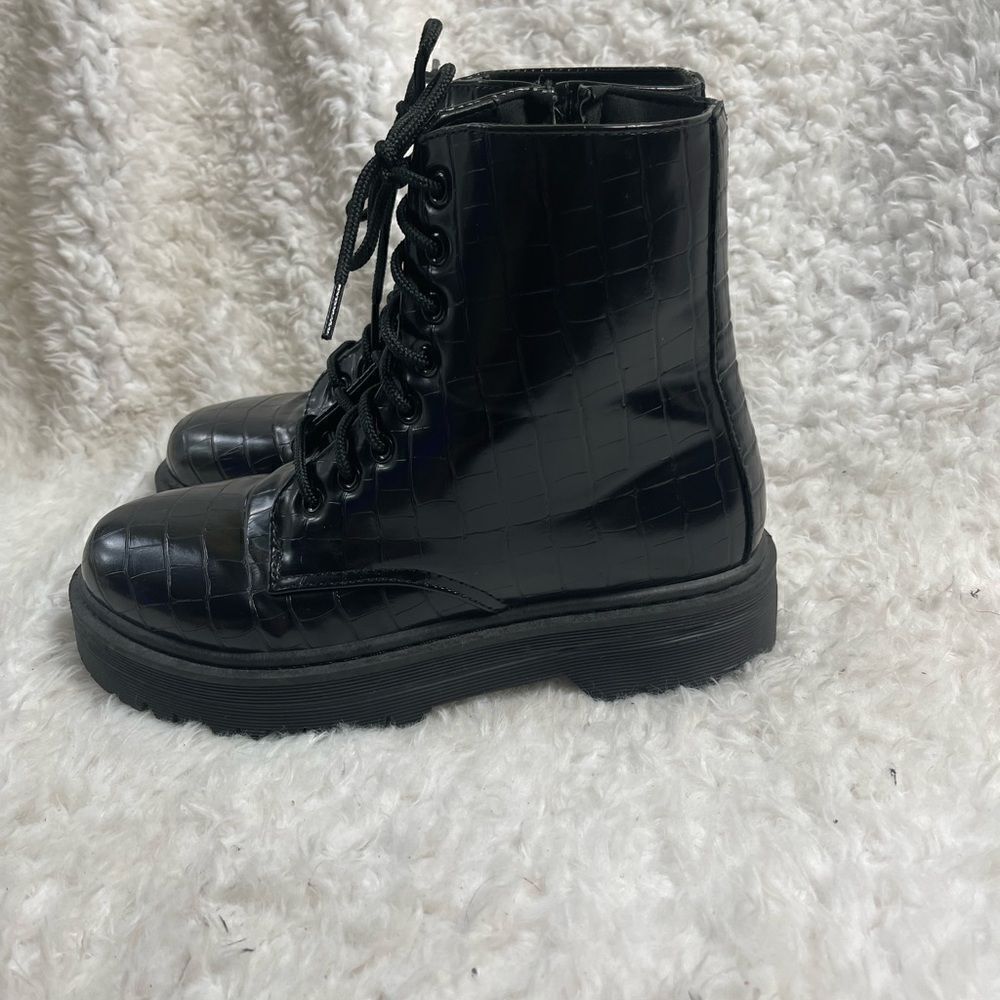 Qupid Black Croc print lace up Combat boots chunky soles side zipper EUR SZ40